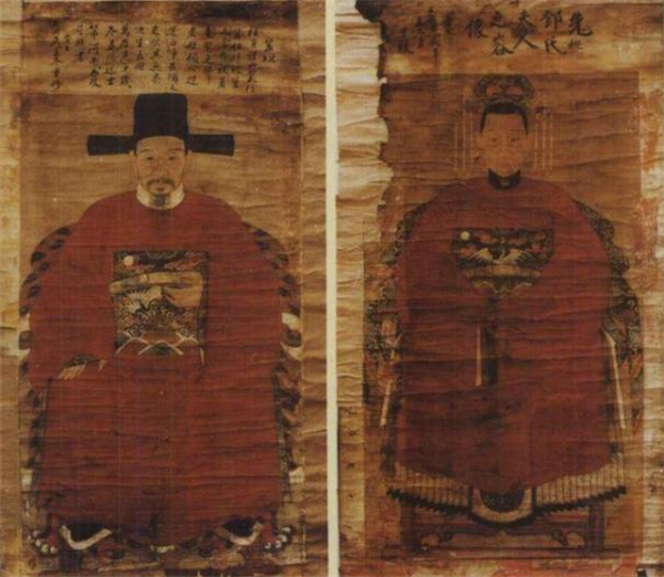 浙江一農民蓋豬圈，上山開採石料，結果一鎬下去刨出107件國寶