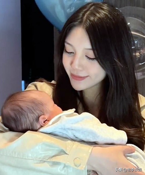 兜兒曬滿月照片，飆升至熱搜首位，年底衝業績嗎？