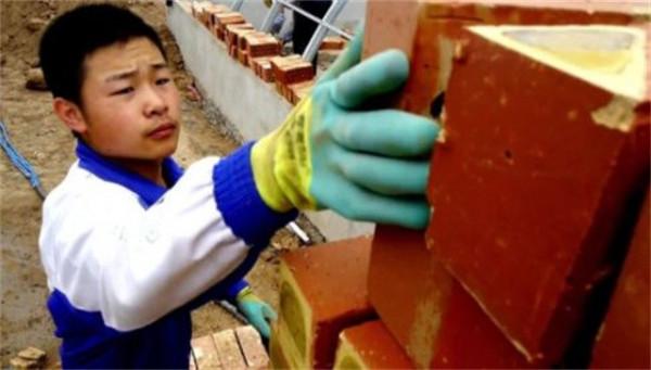 5年過去了,當年在工地上收到大學通知書的搬磚男孩,當上了軍官 5年過去了,當年在工地上收到大學通知書的搬磚男孩,當上了軍官