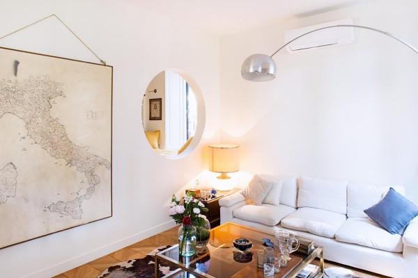 甘拜下風！櫃體下方掏個視窗，連通兩個空間，孩子當通道來用了