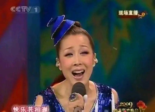 春晚40年女星造型史，前衛絕美的開創時尚，混進奇怪好笑的更搶戲