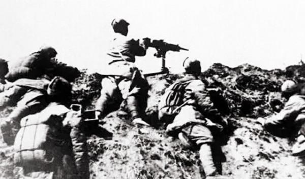 日軍來偷襲,哨兵卻沒有發現,此時一匹拉炮的軍馬幫了大忙 日軍來偷襲,哨兵卻沒有發現,此時一匹拉炮的軍馬幫了大忙