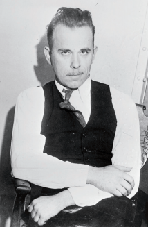 24次搶劫銀行，4次打劫警察局，竟曾被美國人當做“英雄”