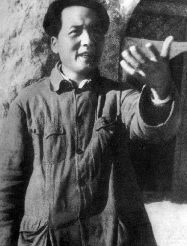 41年，毛主席在延安交際處食堂遇暴徒，金城捨身護住主席：好險