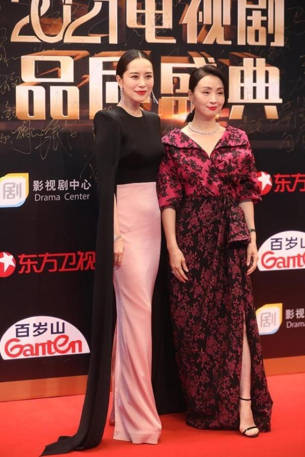 相差5歲的海清和陶虹,穿搭得體舉止優雅,快50也依舊有韻味 相差5歲的海清和陶虹,穿搭得體舉止優雅,快50也依舊有韻味