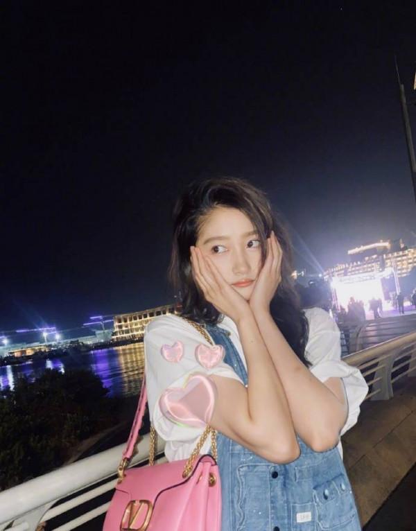 關曉彤曬海邊夜市plog 穿揹帶褲坐路邊開心嘗美食