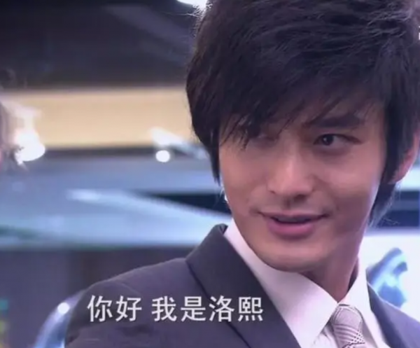 男藝人拍戲為顯高太拼！偶像劇男主踩推車走路，有人屁股下墊石頭