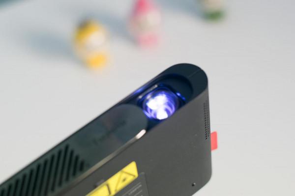 戶外看大片，辦公投文件，口袋鐳射投影機峰米P1效果實測