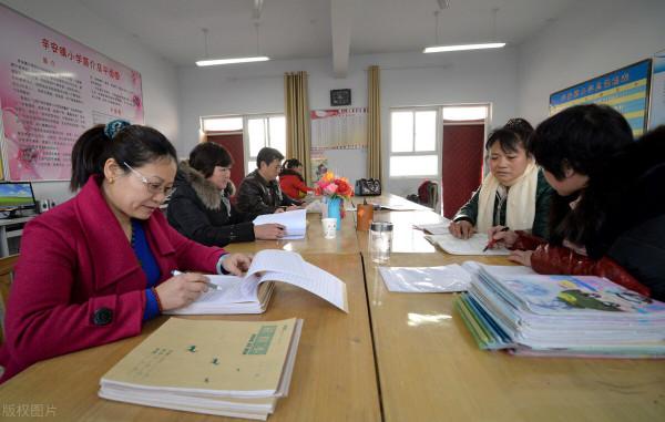 一家長投訴老師讓孩子把作業帶回家，老師：延時服務讓我又犯難了