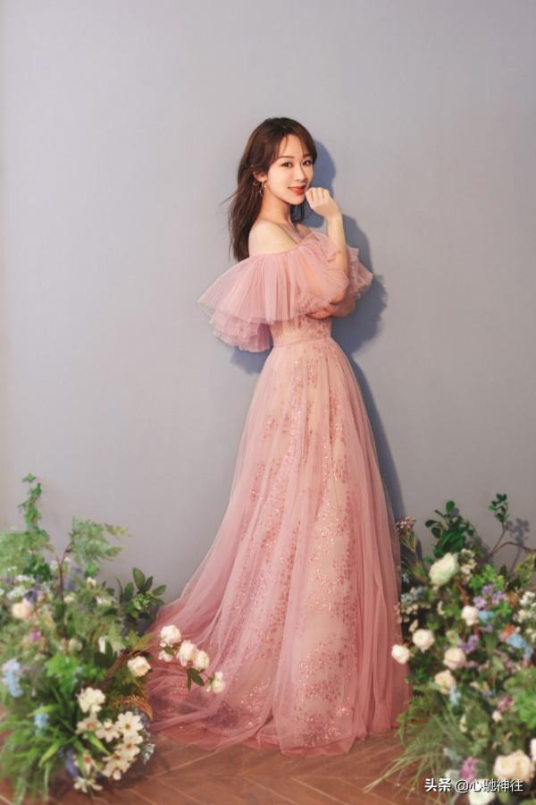 楊紫一襲粉色露肩連衣裙，明豔性感，女人味十足