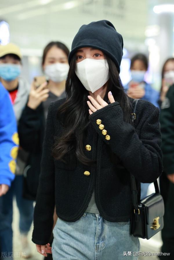 街拍：鞠婧禕小香風外套配闊腿牛仔褲拉長比例溫柔又不失帥氣