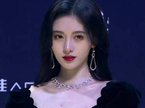 女明星出圈妝容盤點！熱巴AI妝、歐陽娜娜千金妝，鞠婧禕港風妝等