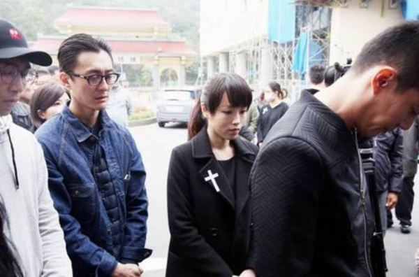 2016年孟庭麗累死在片場，被家人吸血多年，未下葬就開始清點遺產