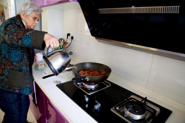 85歲老太經驗談：炸丸子“加3忌1”外酥裡嫩，有網友問炸幾遍？