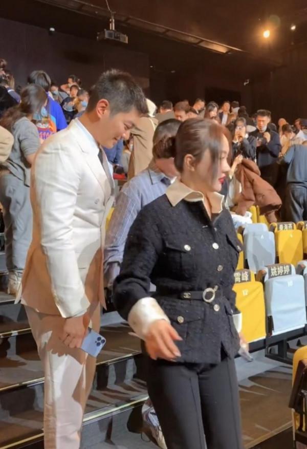 霍思燕胖到沒脖子!毛絨衫+西服褲盡顯貴婦氣場,被杜江扶好甜蜜 霍思燕胖到沒脖子!毛絨衫+西服褲盡顯貴婦氣場,被杜江扶好甜蜜