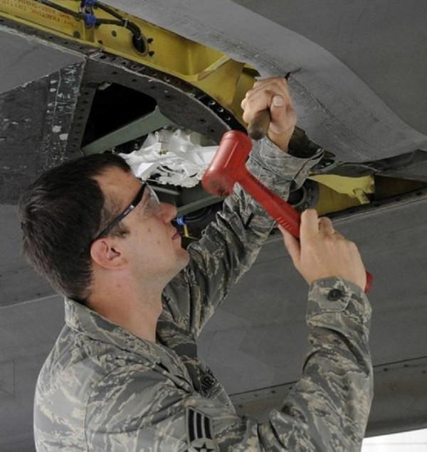 B2轟炸機塗層是通電的?隱身不是簡單的事,F117、F22、F35都不同 B2轟炸機塗層是通電的?隱身不是簡單的事,F117、F22、F35都不同