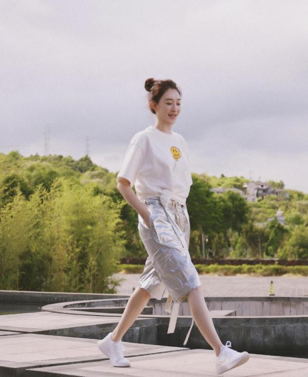 李小冉的穿搭真顯年輕，粉T恤配半身裙像個年輕人，45+女人學一學