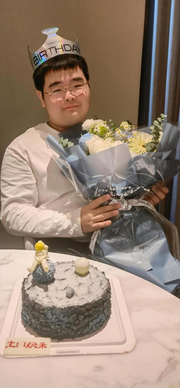 《鄉村愛情》中謝騰飛曬自己13歲生日照 網友戲稱同比例長大