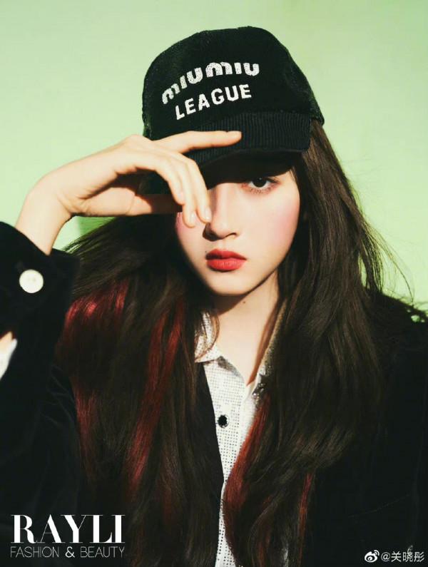 關曉彤御姐風雜誌封面，找對風格她真的很美