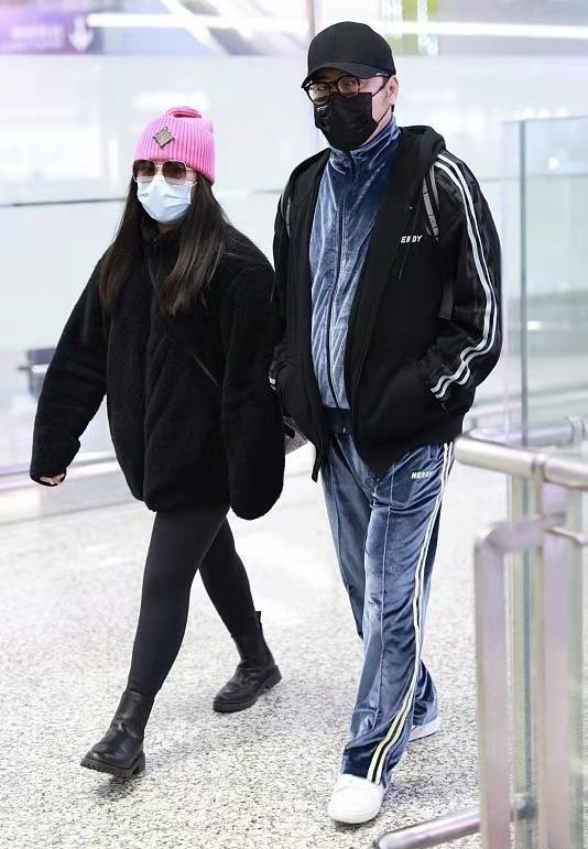 王嶽倫機場秀父女情，卻意外穿成她大姨，王詩齡打扮成熟氣質好拽