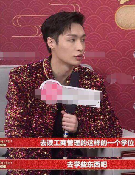 張藝興現身長江商學院面試，“努力人設”立住了，學習從不怕晚