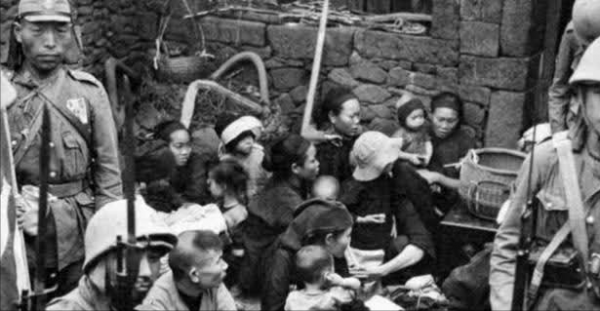 日軍殘害八路軍，強迫百姓喝開腦粥，村民大喊：倭寇，我死也不喝