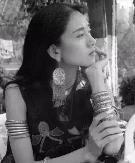 63歲楊麗萍：30年不吃米飯，忘情斷愛，前半生仙子，後半生瘋子