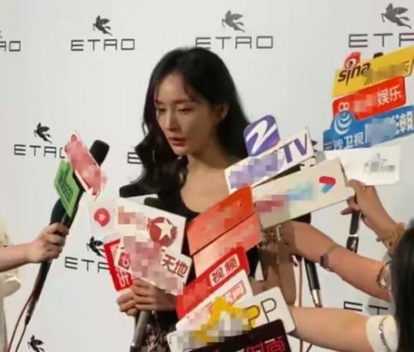 沒打光沒修圖,這才是楊冪的真實樣,臉上膠原蛋白流失手臂肉鬆 沒打光沒修圖,這才是楊冪的真實樣,臉上膠原蛋白流失手臂肉鬆