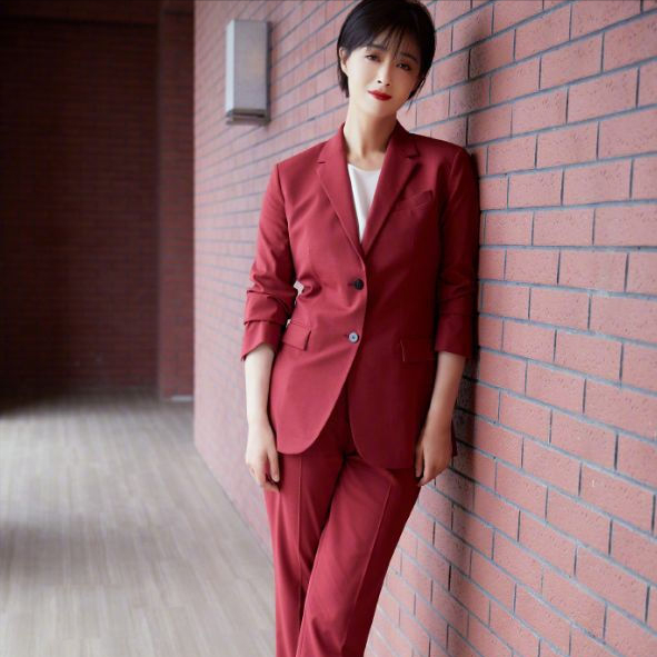 終於get到蔣欣的短髮！不僅超顯臉小，搭配空氣劉海至少嫩十歲