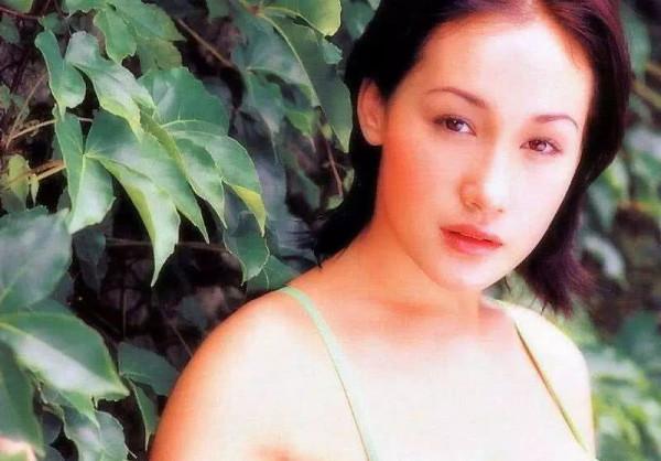 “男神收割機”李美琪，令吳彥祖流淚，讓陳冠希難忘，42歲還單身