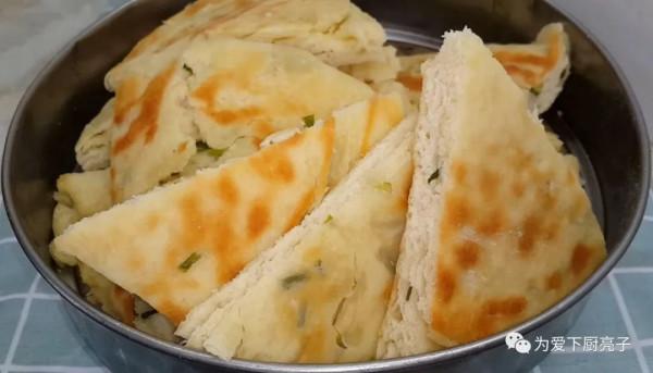 自制蔥油餅的做法，鍋裡一烙，柔軟勁道不油膩，比手抓餅好吃