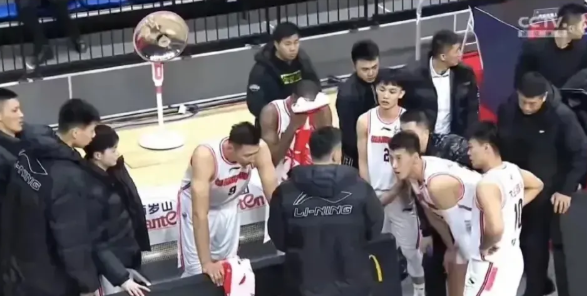 CBA再引爭議，替補席用小暖扇禦寒，第二階段為何不在南方舉辦？