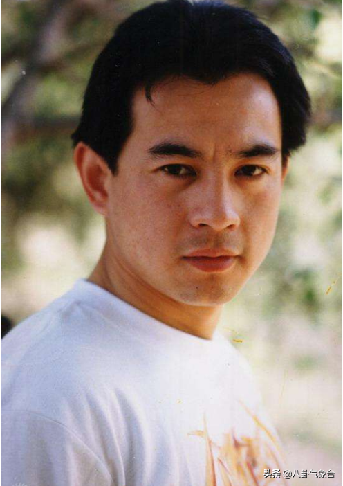 演員周浩東，27歲上北電，養父是他前行路上最大的支援