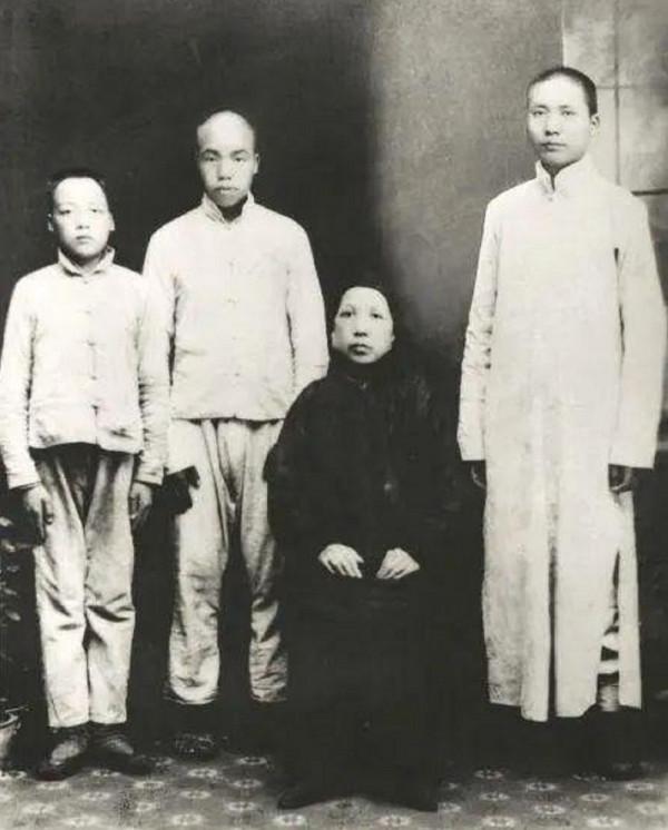 06年，朱旦華看著牆上的全家福，問毛遠新：這張照片你怎麼找到的