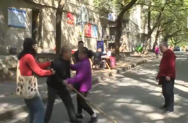 母親去世留下6萬喪葬費,為了錢五兄妹撕破臉皮,在街上大打出手 母親去世留下6萬喪葬費,為了錢五兄妹撕破臉皮,在街上大打出手