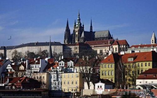 12歲少年被賣國外，娶白人美女，今後代800多人，形成“中國村”