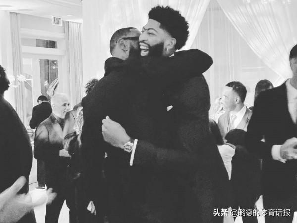 至死不渝?婚禮上,濃眉哥詹姆斯興奮擁抱,婚禮豪華眾星出席 至死不渝?婚禮上,濃眉哥詹姆斯興奮擁抱,婚禮豪華眾星出席