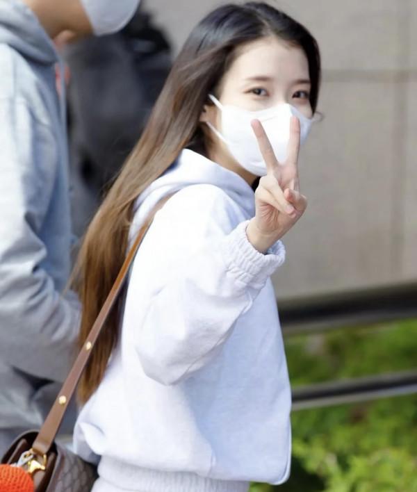 IU李知恩白色運動風穿搭，也可以很迷人