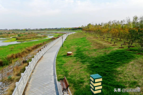 不可思議！已是深秋，月兒灣公園卻如此多彩，恰似夏日還未走遠