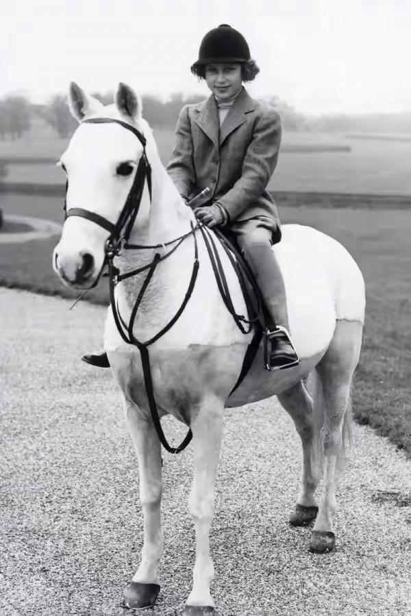 英國女王妹妹年輕時美過女王，要愛情難捨王冠，活成了一個笑話