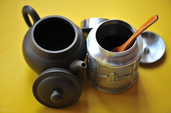 笑眉舒展卻為酒