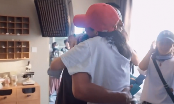 老戲骨陳道明片場幕後影片曝光：攬肩海清顯調皮，與章子怡擁抱