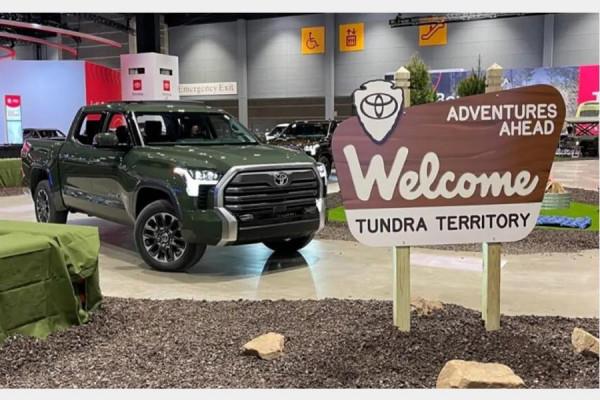 氛圍感拉滿，芝加哥車展內的野外輕奢試駕