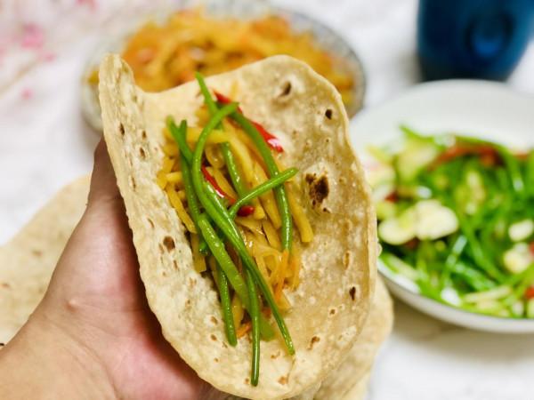 河南名吃烙饃，只要掌握好燙麵技巧，2分鐘出10張，卷菜吃特別香