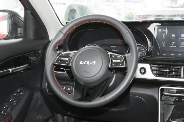 有顏又有料！合資SUV頂配才13.68萬，油耗5.4L，實拍起亞傲跑