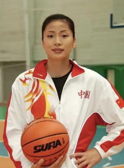 嫁給2米26的姚明是什麼感覺？葉莉的回答讓人感動，球迷直呼般配