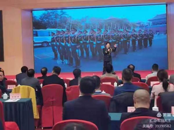 國家一級演員李志強為軍品大王李長東簽名合影留念