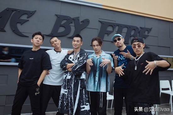 趙文卓假期罕帶娃騎馬,穿衛衣馬背尷尬擺pose,兒子長成爸爸翻版 趙文卓假期罕帶娃騎馬,穿衛衣馬背尷尬擺pose,兒子長成爸爸翻版