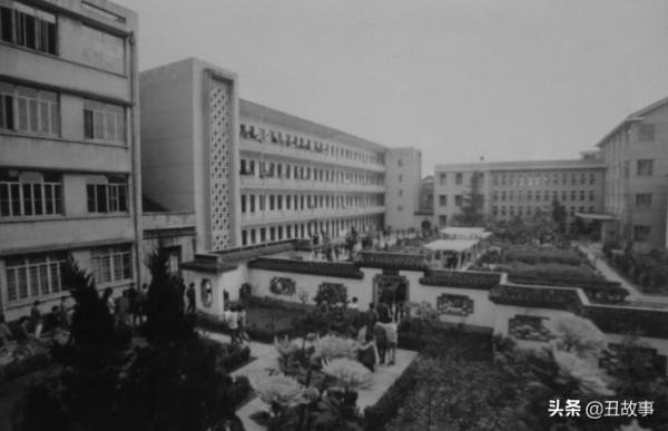 2歲命懸一線，父親將我從鬼門關拉了回來。父親坎坷而傳奇的一生