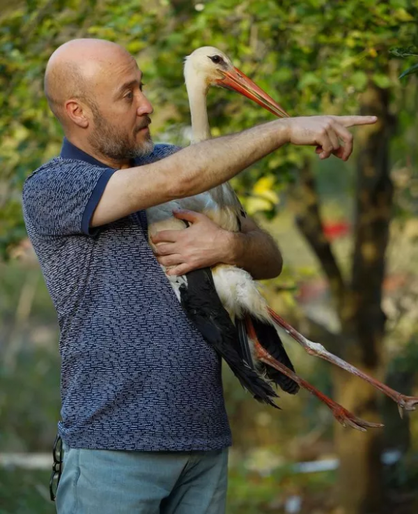 土耳其大叔自從收養了流浪動物後,愛心氾濫一發不可收拾了 土耳其大叔自從收養了流浪動物後,愛心氾濫一發不可收拾了